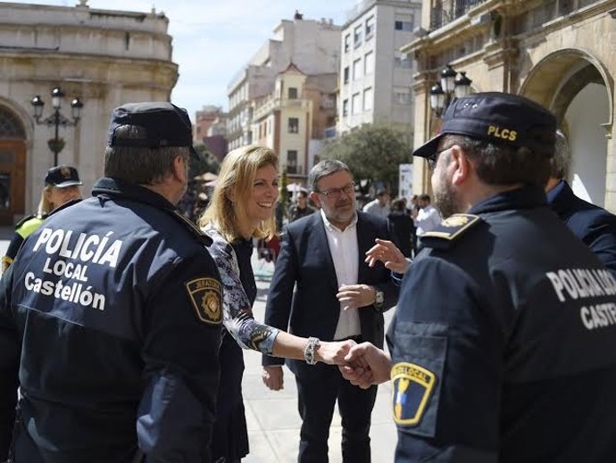 Amparo Marco saluda a un agente