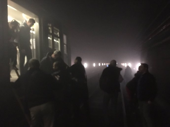 Evacuación de un vagón de metro tras los atentados de Bruselas