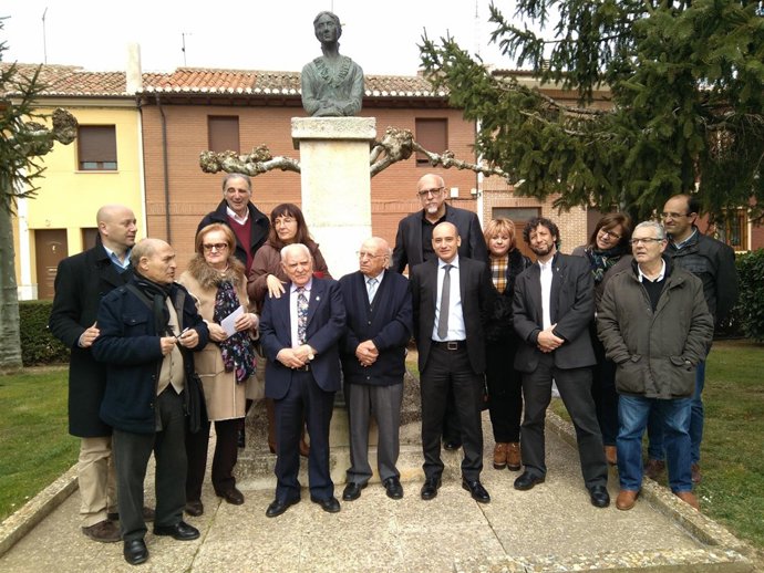 Los visistantes en la plaza de San Juan de Paredes de Nava