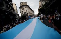 Miles de personas salen a la calle en Argentina el 40 aniversario del último golpe militar
