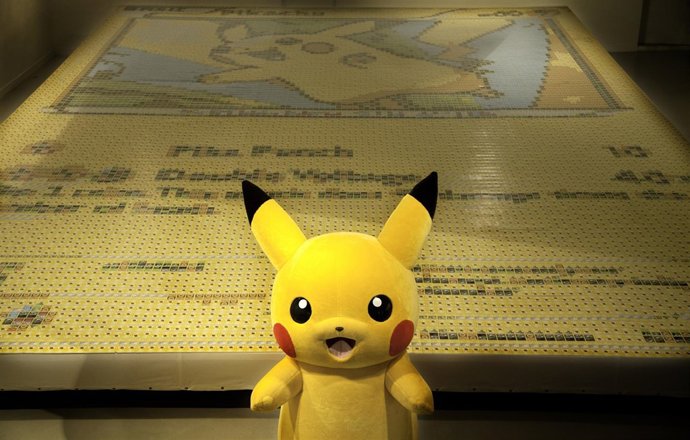 Carta Pokémon de Pikachu más grande del mundo 
