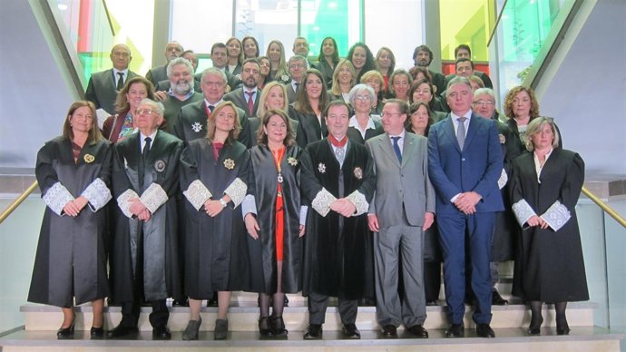 El fiscal jefe de Huelva, Luis Fernández Arévalo, con todos los fiscales.