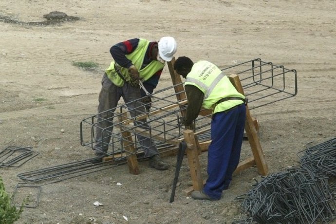 Unos trabajadores extranjeros en una obra