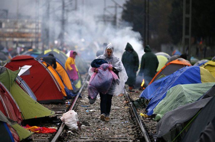 Inmigrantes esperando en Idomeni, en la frontera con Macedonia