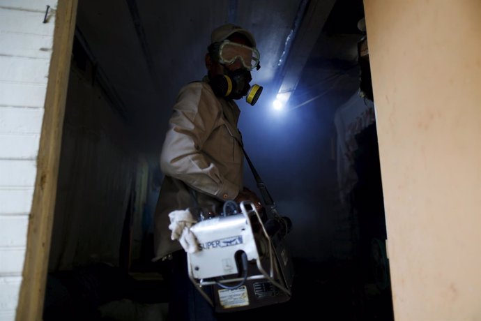 Trabajos de fumigación contra el virus zika en Panamá