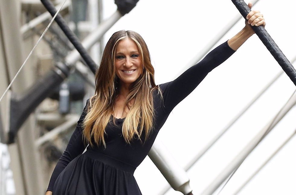 136976, Sarah Jessica Parker Seen Doing A Photoshoot On Top Of The Bloomingdale'