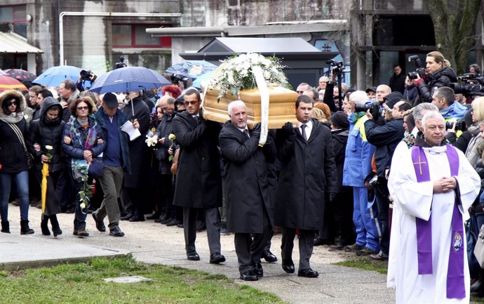 The coffin of Italian student Giulio Regeni is carried during his funeral in Fiu