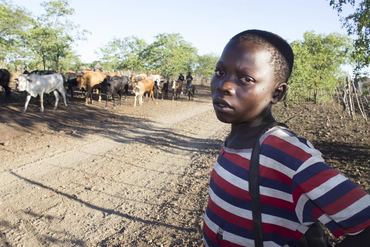 Louis camina 20 kilómetros cada día para llegar a la escuela
