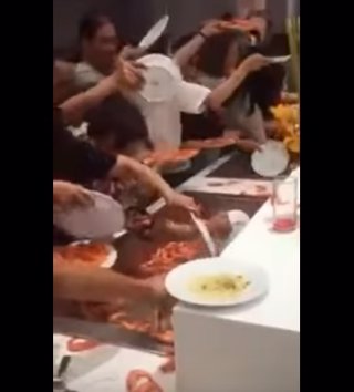 Chinos luchan por platos de marisco