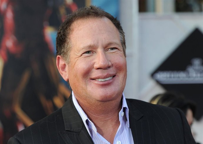 HOLLYWOOD - APRIL 26:  Actor Garry Shandling arrives at the world premiere of Pa