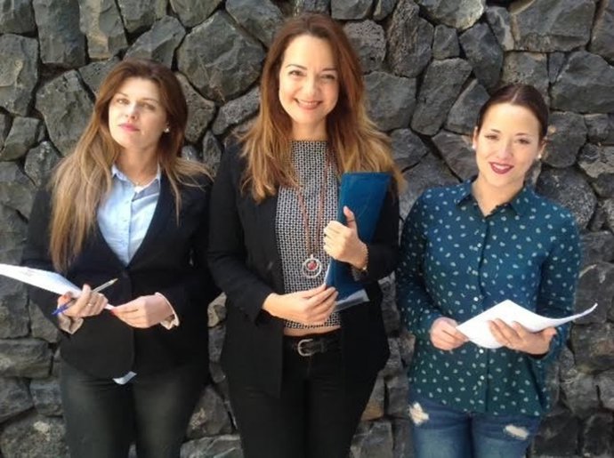 Elba Trujillo (en el centro) con impulsora de la mediación en Canarias