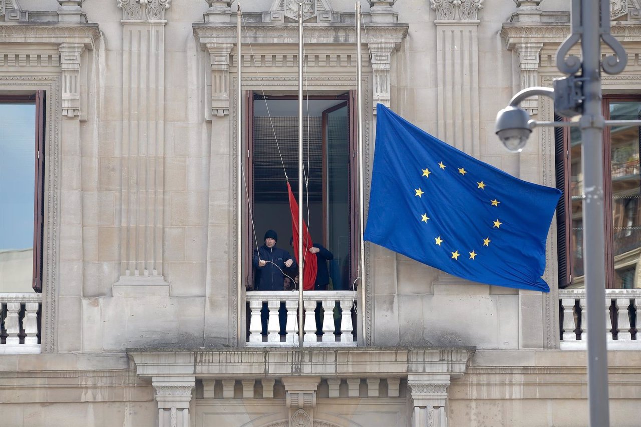 Bandera de Europa a media asta en el Parlamento de Navarra.