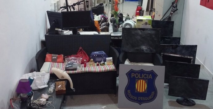 Televisores y pantallas encontrados en la detención de un hombre en Salou