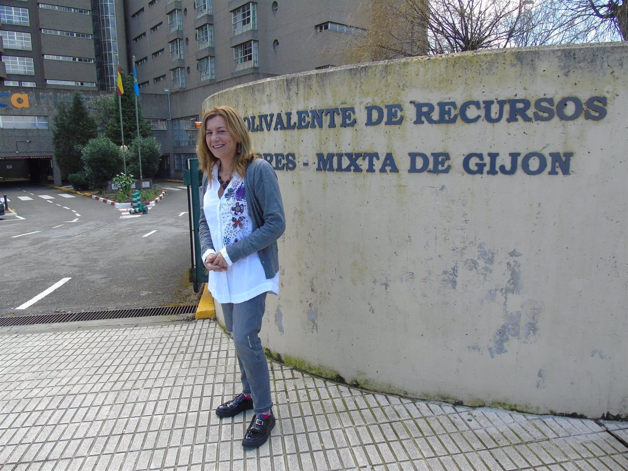 Rosa Espiño, a la entrada de la Residencia Mixta de Gijón. 