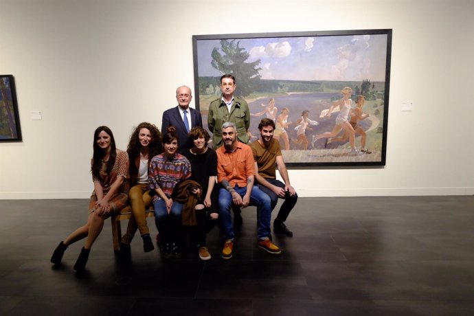 De la Torre junto a artistas malagueños en el Museo Ruso