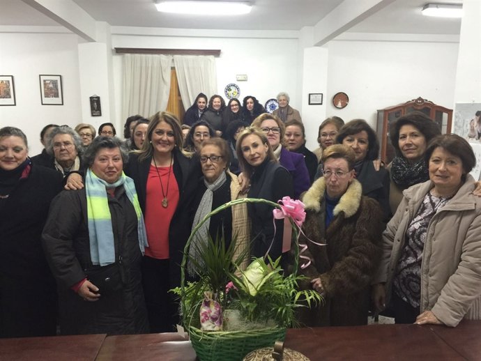 La diputada del PP Ángeles Isac, junto a mujeres