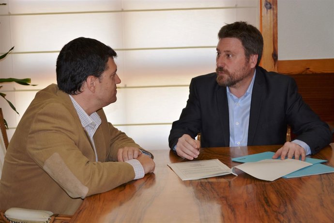 Soro y Palacín, en una reunión en el edificio Pignatelli