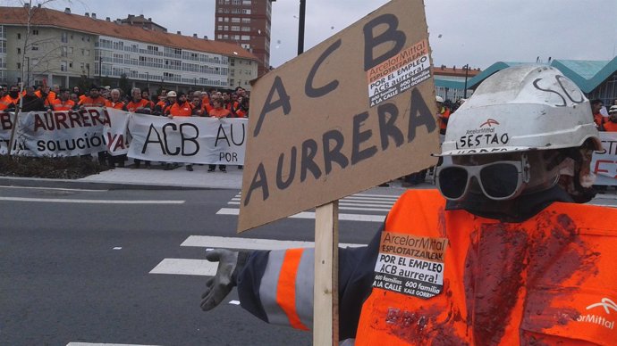 Protesta de los trabajadores de Zumarraga y sestao en el exterior de Lakua