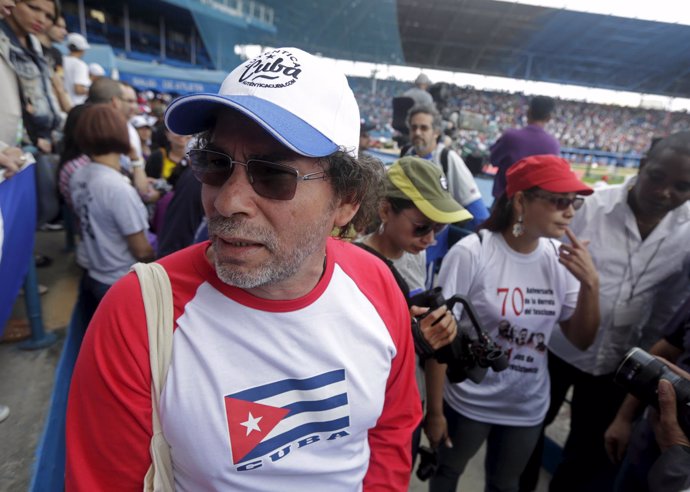 Pastor Alape en partido de béisbol en Cuba