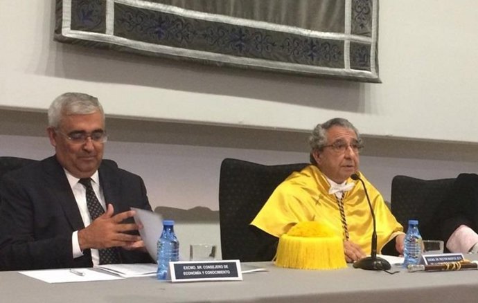 Antonio Ramírez de Arellano, consejero de Economía, y Narváez, rector UMA