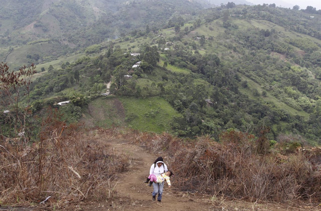 Muje camina monte Colombia FARC