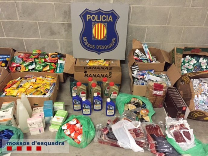 Material incautado en el establecimiento de L'Hospitalet de Llobregat