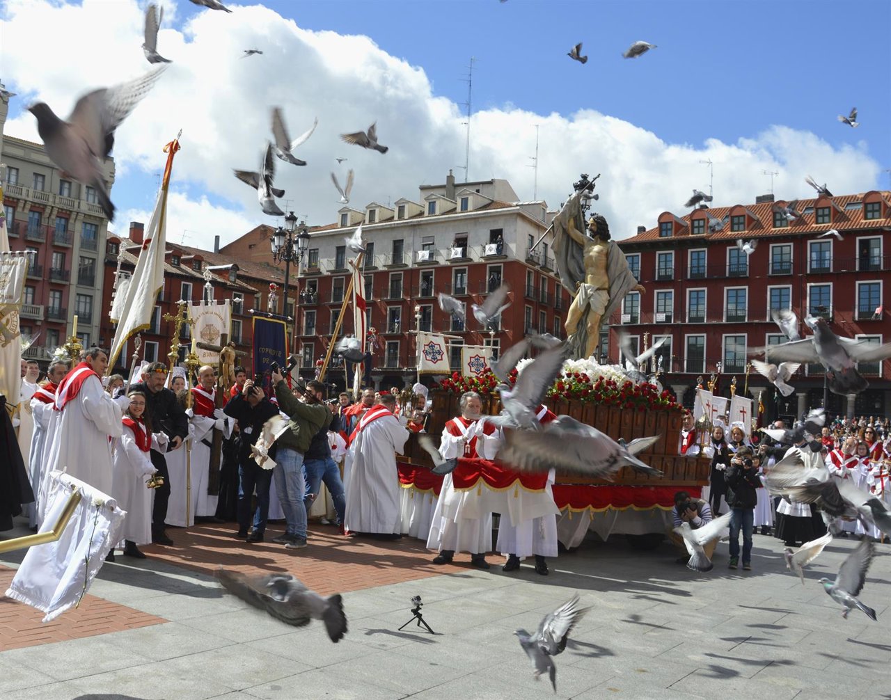 Las palomas vuelan en la Plaza Mayor en el momento del encuentro