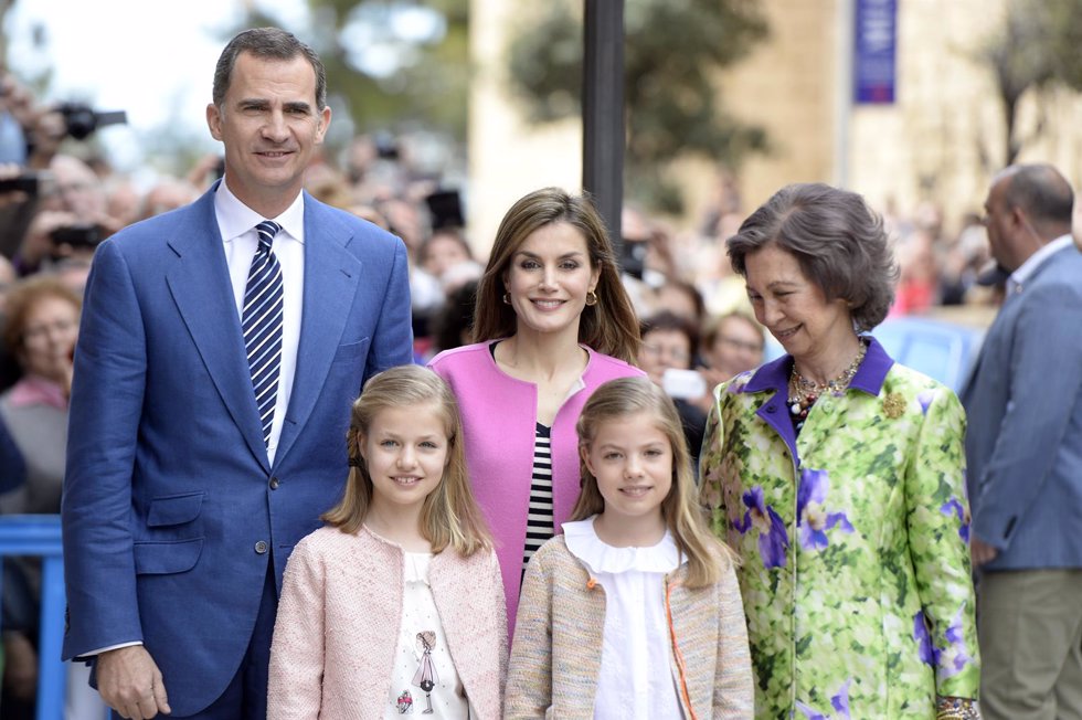 Los Reyes con Leonor y Sofía en la misa del Domingo de Resurrección            