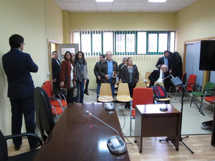Las partes en el juzgado antes de la primera reunión sobre Pérez Giménez