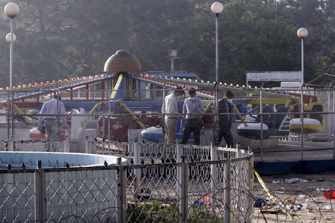 Exámenes forenses en el lugar del atentado en Lahore