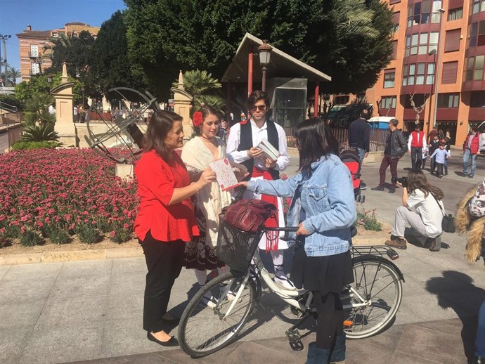 Una pareja de huertanos anima a los murcianos a usar la bicicleta en Fiestas 
