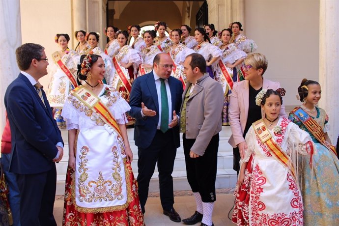El presidente recibe a las Reinas de la Huerta y a sus damas de honor 