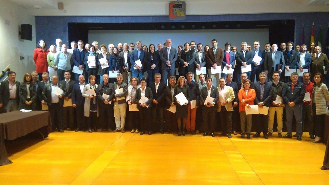 Antonio Ruiz (centro) junto a alcaldes de los municipios cordobeses