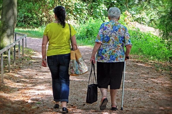 Mujeres, paseando, jov en, mayor, compra, paseo, muleta