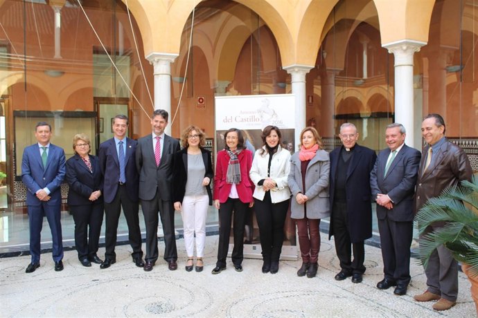 Rosa Aguilar (centro) junto al resto de autoridades en la presentación