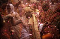 Las viudas se saltan la tradición y celebran el festival de Holi en India