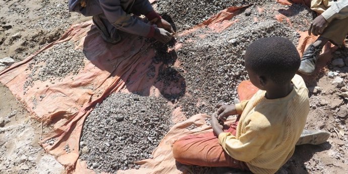 Niños trabajando en minas de extracción de cobalto en la RDC