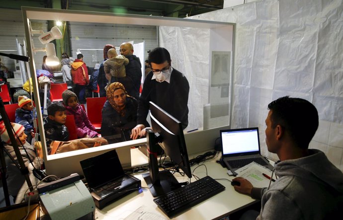 Refugiados sirios en un centro de registro en Alemania