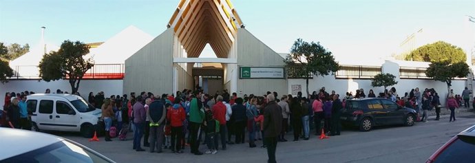 Concentración de alumnos y padres en El Saucejo