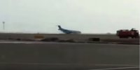 Un avión toma tierra sin el tren de aterrizaje delantero en el aeropuerto de Astana (Kazajistán)