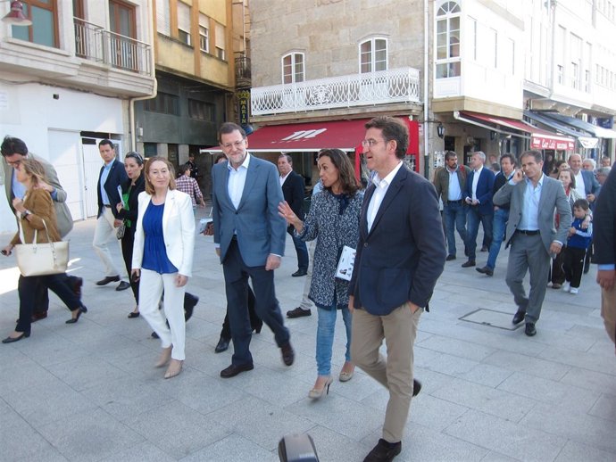 Ana Pastor, Mariano Rajoy y Núñez Feijóo pasean por Marín. 