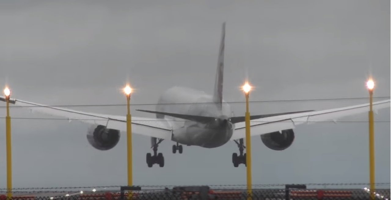 Avión aterrizando en Manchester con fuertes vientos