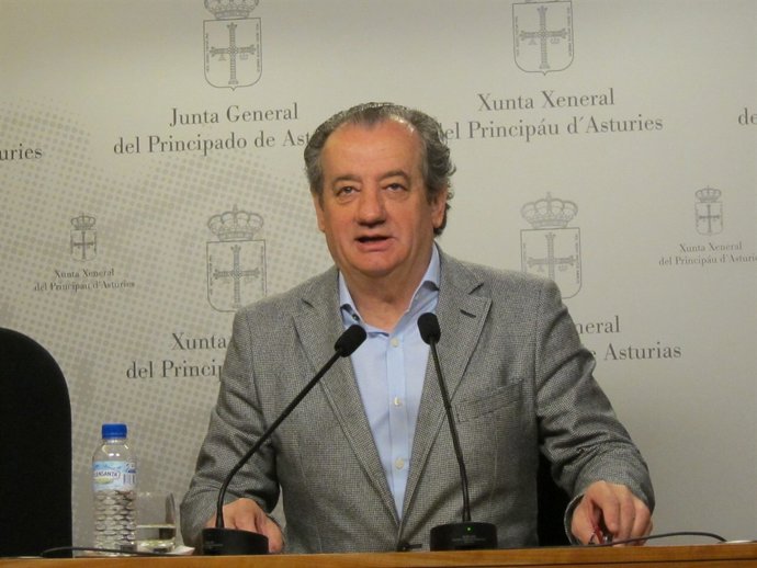El portavoz de Ciudadanos Asturias, Nicanor García, en rueda de prensa
