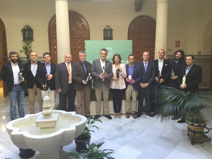 Cobo, junto a Balbín y representantes de los aceites galardonados.