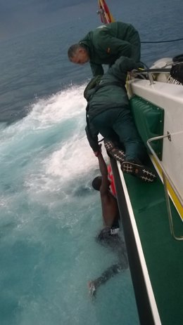 Un inmigrante es rescatado en Ceuta