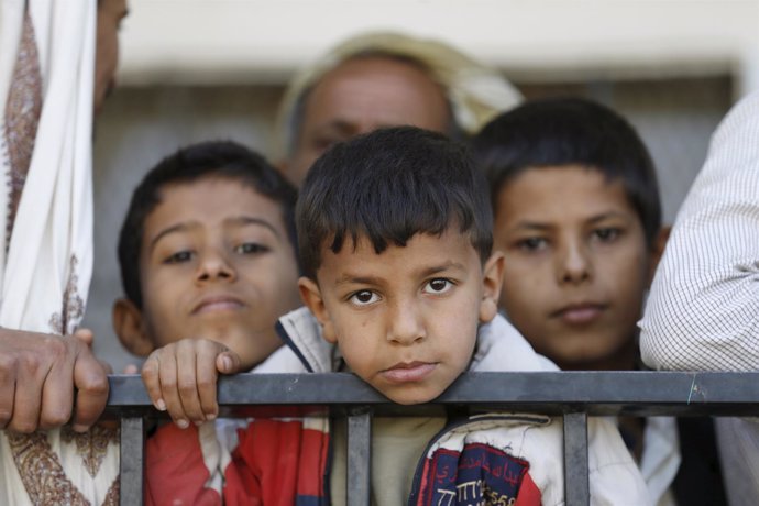 NIño yemení en centro de distribución de alimentos