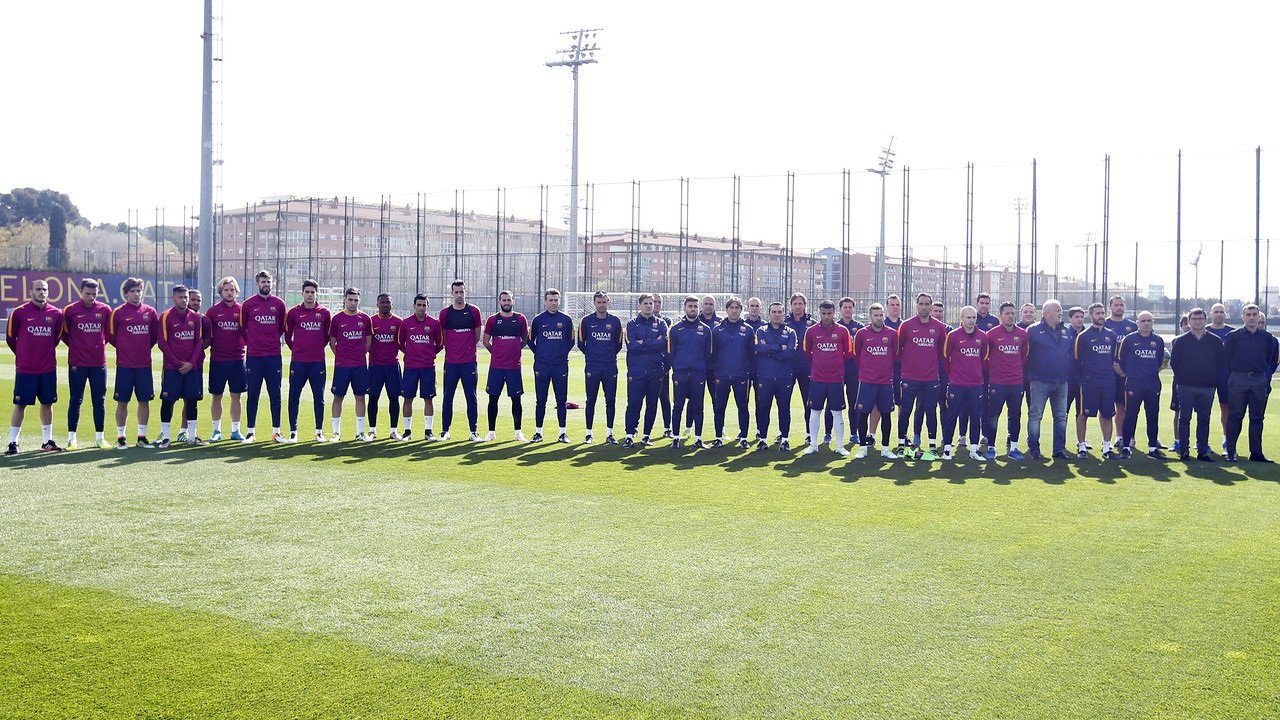 La plantilla del FC Barcelona guarda un minuto de silencio por Cruyff