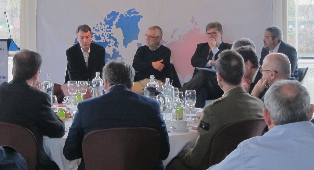 Ángel Hernández, Aguustín Prieto y Santiago Aparicio en la mesa redonda