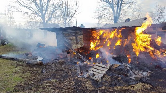 Pajar incendiado supuestamente de forma intencionada. Firma: Plataforma N'o más 