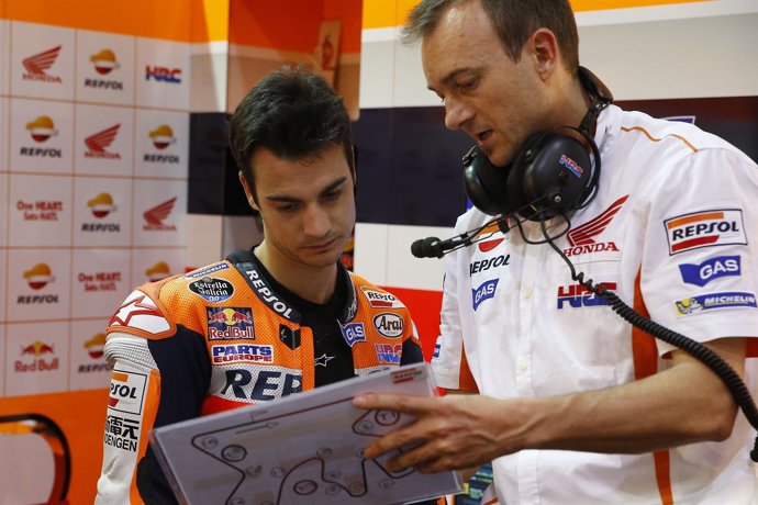 Pedrosa habla con uno de sus ingenieros en Losail